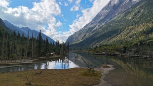 山间静谧湖景自然之美
