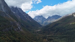 壮丽山谷间的巍峨山脉