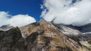 巍峨高山云雾缭绕