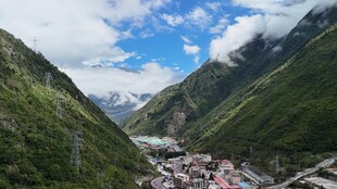 山谷中的村落与壮丽山景