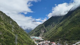 山谷中的村落美景