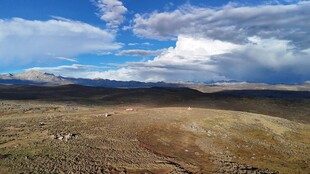 广袤荒原上的蓝天白云