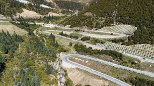 俯瞰山间建筑群景观