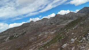 壮丽山景蓝天白云相伴