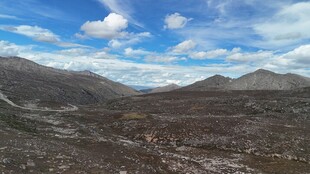 壮丽山景蓝天白云相衬