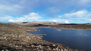 湖畔风光蓝天旷野之景