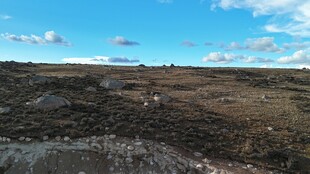 广袤旷野蓝天风景图