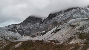 雪山云雾缭绕的壮丽景观