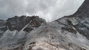 云雾缭绕的壮丽山峰