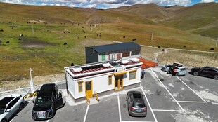 山间停车场旁的特色建筑