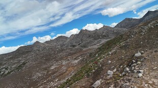 壮丽山景蓝天白云相伴