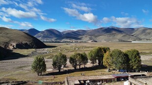 草原风光中的村落与远山