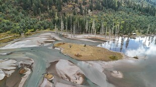 山间蜿蜒河流自然美景