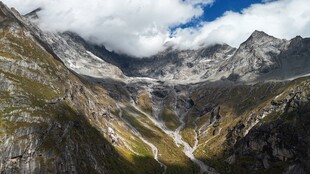 壮丽山谷间的高山美景