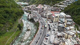 山谷中的城镇与蜿蜒公路