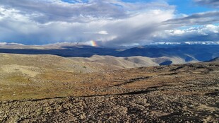 广袤旷野上的蓝天白云