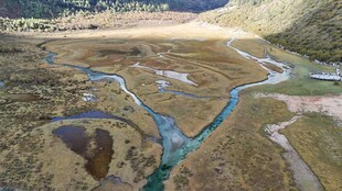 俯瞰大地蜿蜒河流景观