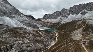 雪山环绕中的幽蓝湖泊