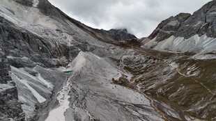 山间灰白崎岖地貌景观