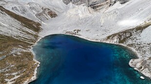 雪山环绕的幽蓝湖泊