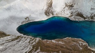 高山中的深邃蓝色湖泊