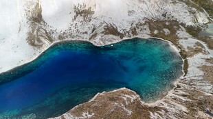 雪山下的蓝色湖泊奇观