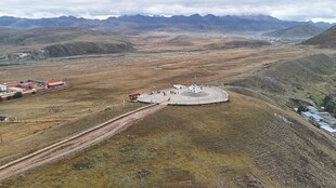 俯瞰广袤原野中的建筑群