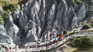 山间栈道上的徒步人群