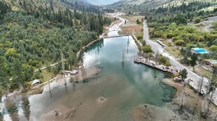 山谷间的河流与桥梁景观