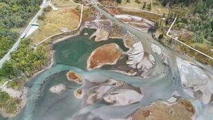 空中俯瞰多彩水域景观