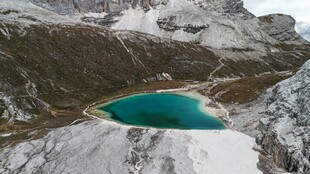 高山中的幽蓝湖泊
