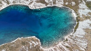 蓝色心形湖泊绝美景观