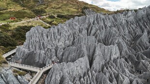 壮观的灰色山地景观