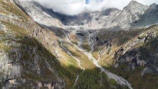 壮丽山谷间的高山美景