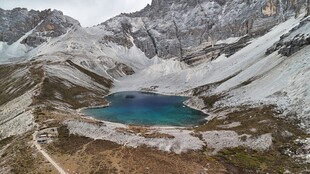 高山中的静谧蓝湖