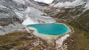 高山间的澄澈蓝湖