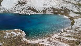 雪山环绕的澄澈蓝色湖泊