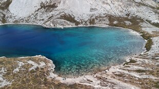 雪山环绕的澄澈蓝色湖泊