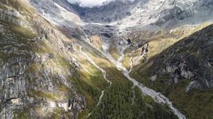 山间蜿蜒小路的壮丽景致