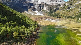 山间碧绿湖泊与壮美桥梁