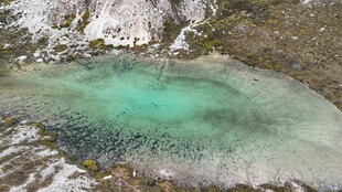 山间碧绿水潭景色