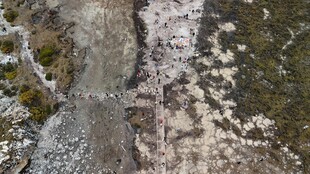 高空俯瞰灰白地貌景观