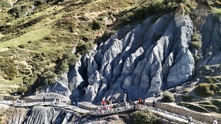 山间险峻栈道景观