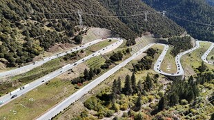 蜿蜒山间公路俯瞰美景