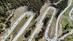 蜿蜒盘旋的山间公路