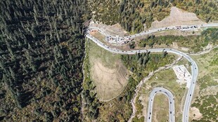 山间蜿蜒公路俯瞰美景