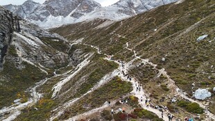 山间蜿蜒小路雪景相伴