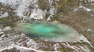高山雪间的碧绿幽潭