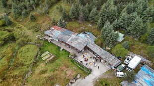 山间木屋与周边自然景致