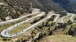 蜿蜒盘旋的山间公路